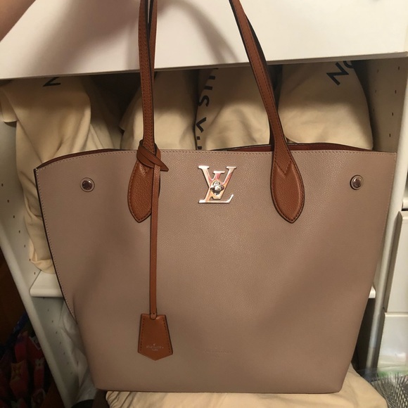 Louis Vuitton Handbags - ⚜️Gorgeous Louis Vuitton Shoulder Lockme Tote ⚜️